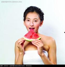 美女上班吃瓜图片高清,美女上班间隙，高清瓜图引网友热议